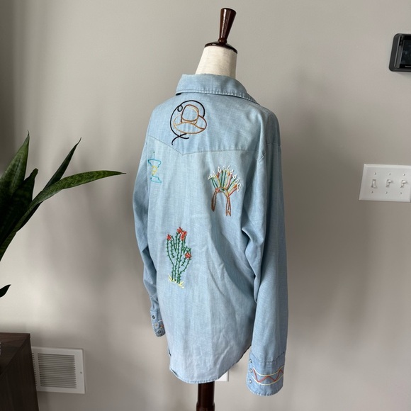 Vintage! Western Sewn Embroidered Light Blue Chambray Denim Shirt - Picture 2 of 14